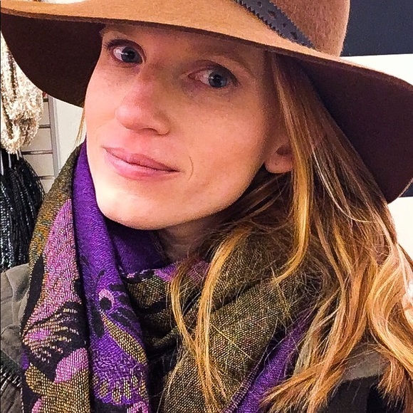 Meet your Posher, Tiffany - Picture 1 of 2